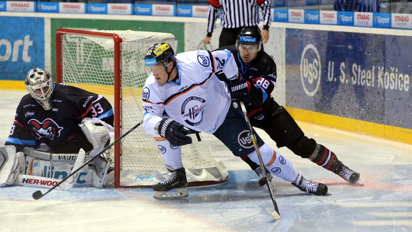 Dávid Šoltés z HC Košice (uprostred), Dalibor Botňák (vpravo) a brankár Jason Bacashihua (vľavo), obaja z HC ‘05 iClinic Banská Bystrica.