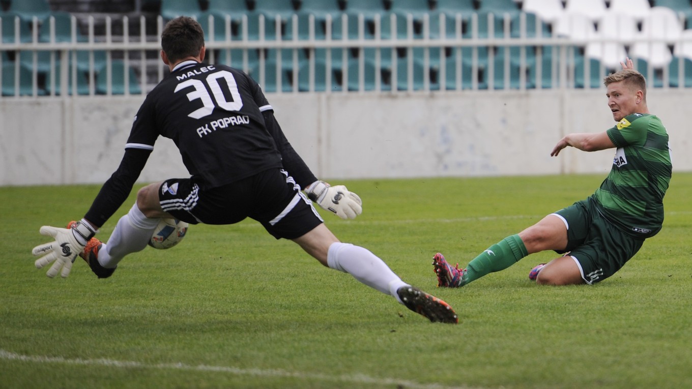 Na snímke brankár Popradu Ján Malec a vpravo v šanci hráč Prešova Jakub Rolinc. 