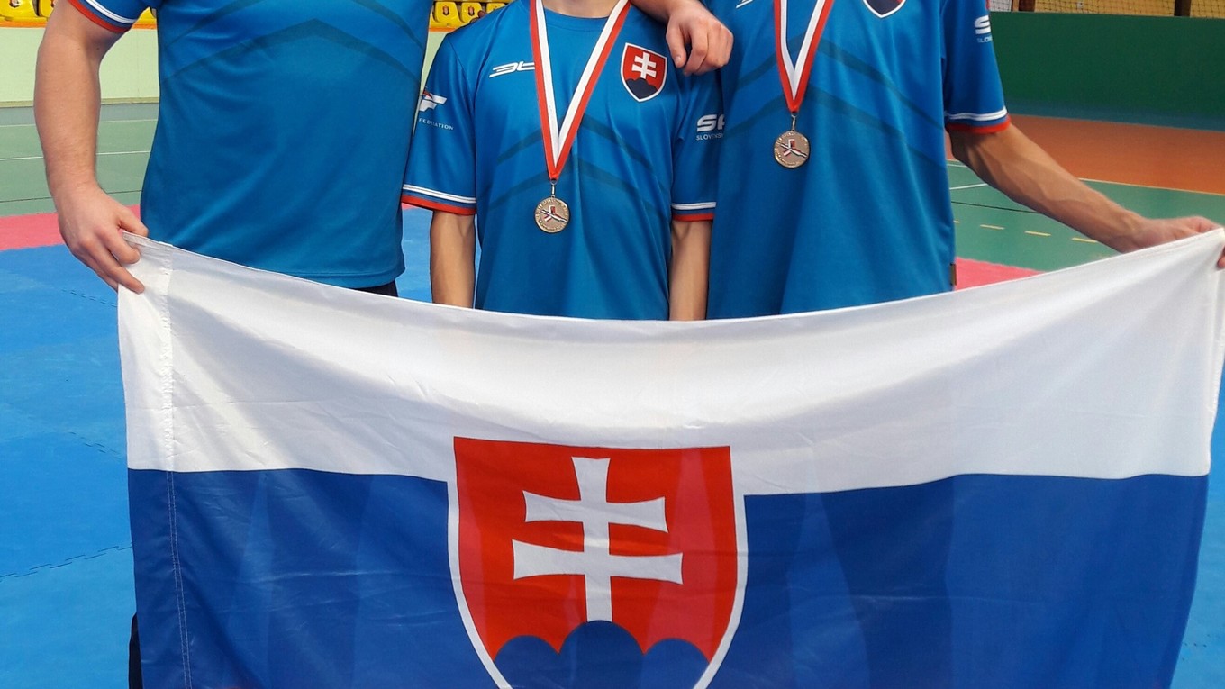 Tréner Tomáš Potocký (vľavo) so svojimi zverencami zo Sniny.
