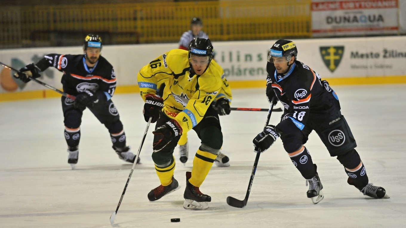 Na snímke vľavo Ondrej Gmitter (Žilina) a Radek Deyl (Košice).
