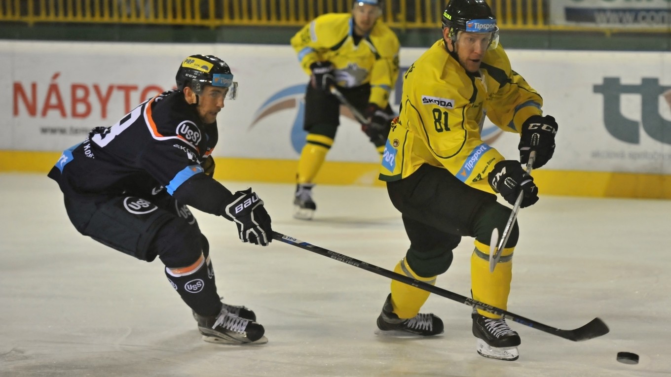 Na snímke vľavo Radek Deyl (Košice) a Lukáš Handlovský (Žilina).