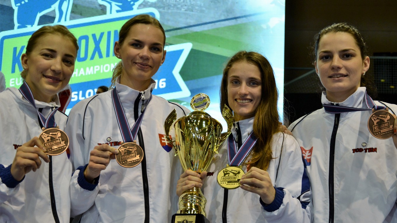 Úspešné slovenské kickboxerky. Zľava Košičanky Veronika Petríková a Lucia Cmárová, Monika Chochlíková z Trenčína a druhá zo sestier Cmárových, Veronika.
