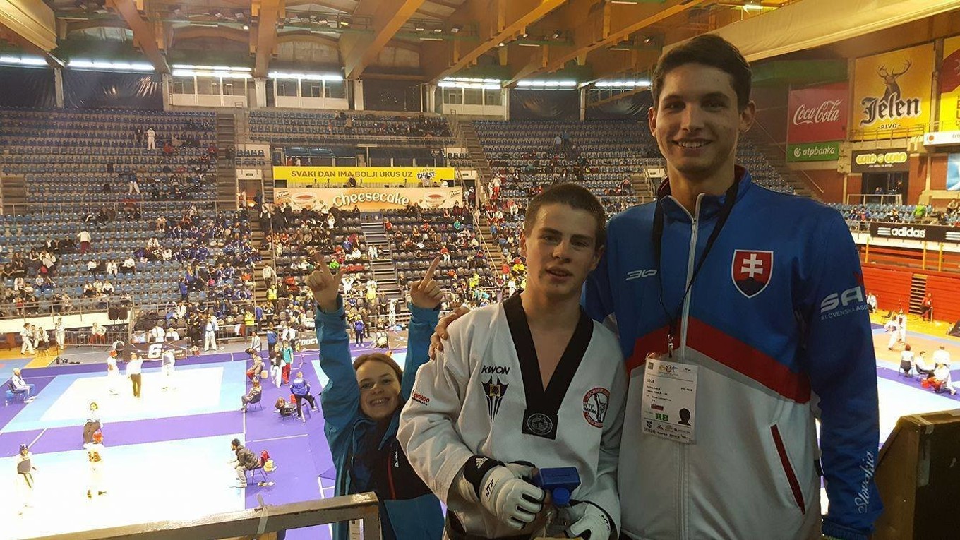 Vybojoval striebornú medailu. Jakub Hudák s trénerom Dávidom Sajkom. 