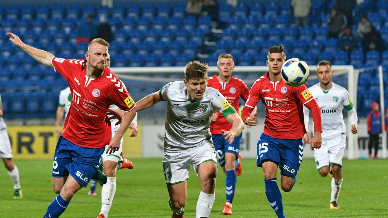 Šarišania vydolovali u súpera bod. Prešovčania (v strede Jakub Rolinc) gól v Senici nedali, ale ani nedostali.