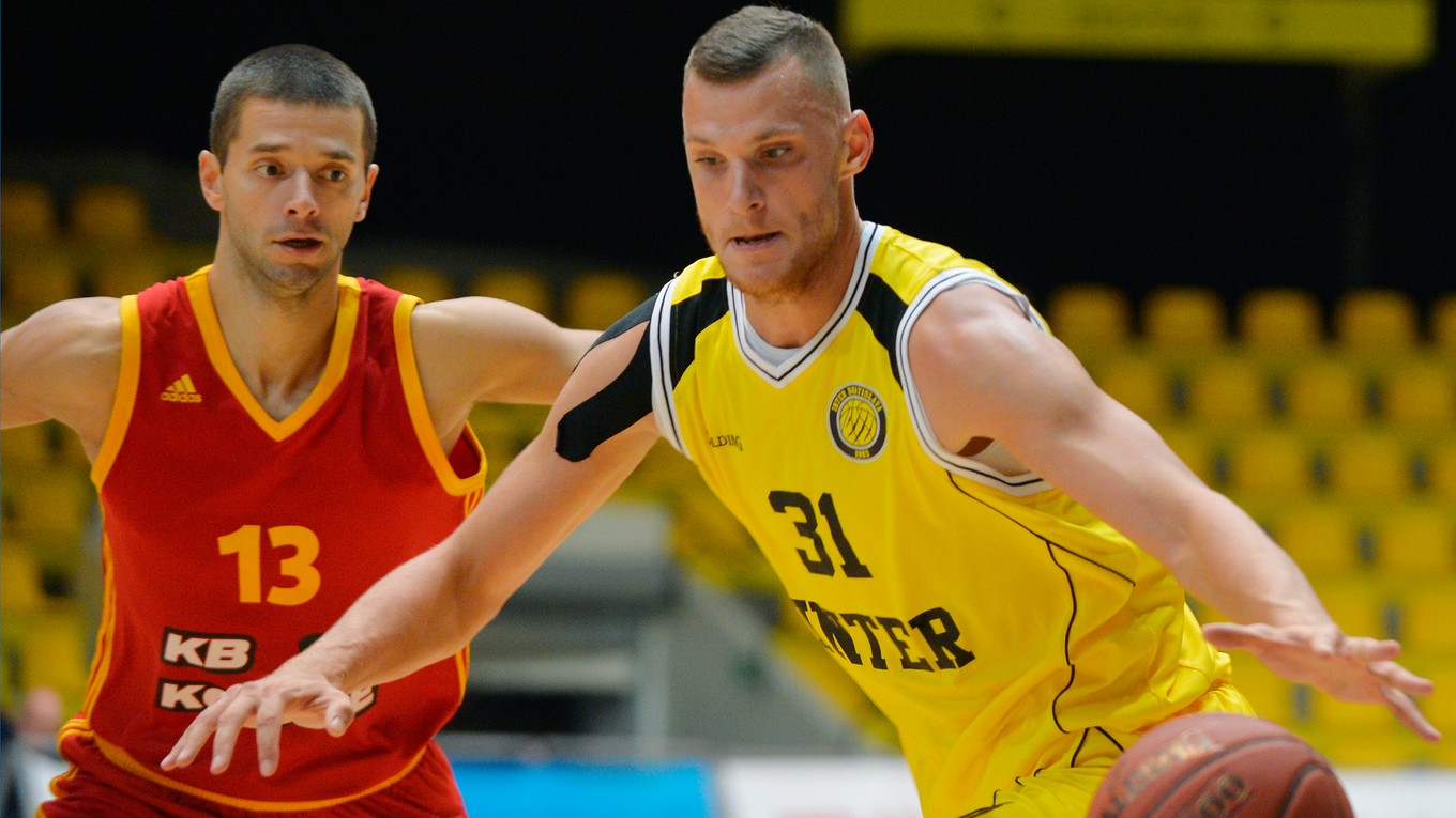 V Košiciach skončil. Nikola Vasojevič (vľavo) v tíme býkov nepresvedčil.