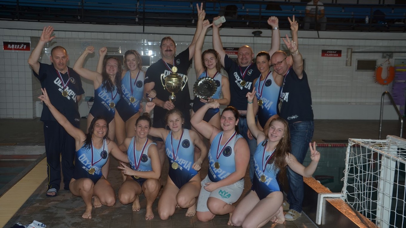 Víťazky Slovenského pohára. Horný rad z zľava: Peter Franko – prezident klubu, Patrícia Ignáthová, Patrícia Krivdová, Szabolcs Eschwig-Hajts – tréner, Janka Kurucová, Marek Wiecheć – fyzioterapeut, Ágnes Horváth a Ľubomír Tóth -manažér. Dolný rad zľava: Nóra Debreceni, Hanna Zajácz, Ivana Frištiková, Daniela Tóthová a Zuzanna Wiecheć.