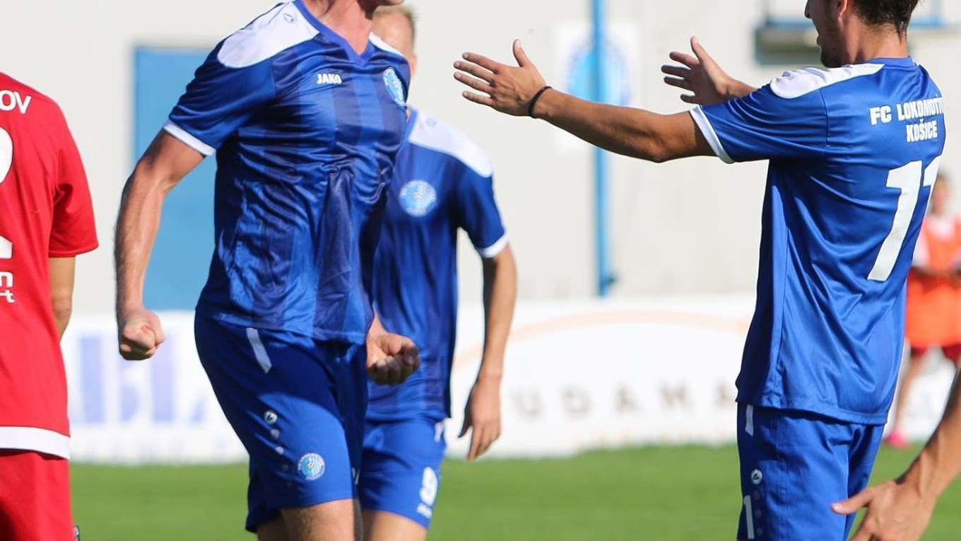 Oprávnená radosť Róberta Jana (vľavo). Minulú sezónu v druhej lige nehrával, teraz je najlepším strelcom celej súťaže. 