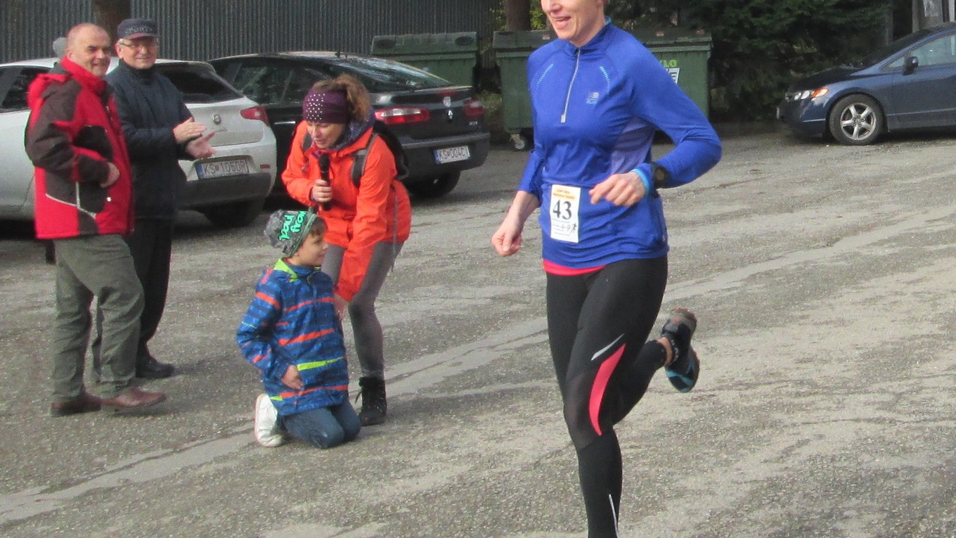 Dobeh do cieľa. Víťazná pretekárka v kategórii žien Dáša Frivalská.