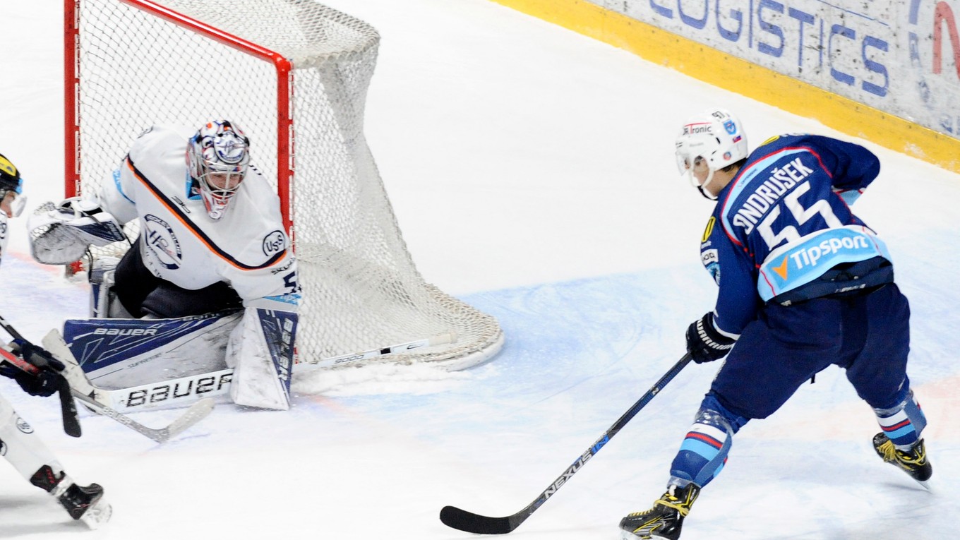 Richard Ondrušek z Nitry (vpravo) a brankár Košíc Vladislav Habal. 