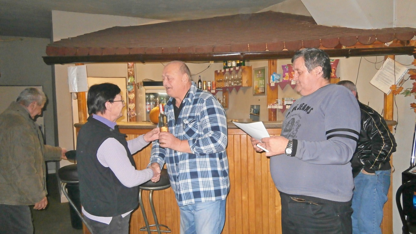 Víťaz 11. kola Rožňavskej mariášovej ligy Tibor Barna (v strede).