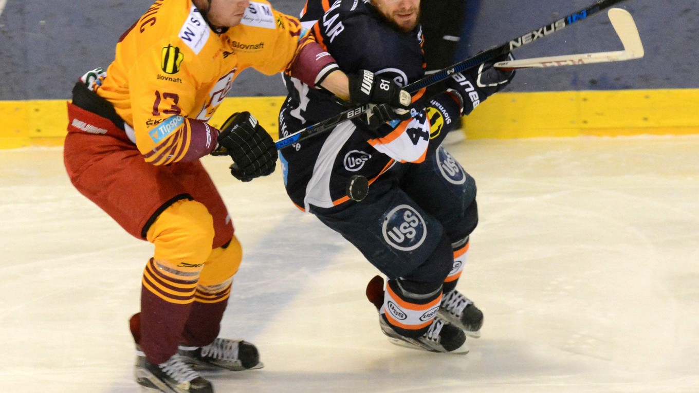 Absolvoval operáciu pruhu. G. Spilar (vpravo) teraz hokej len sleduje. 