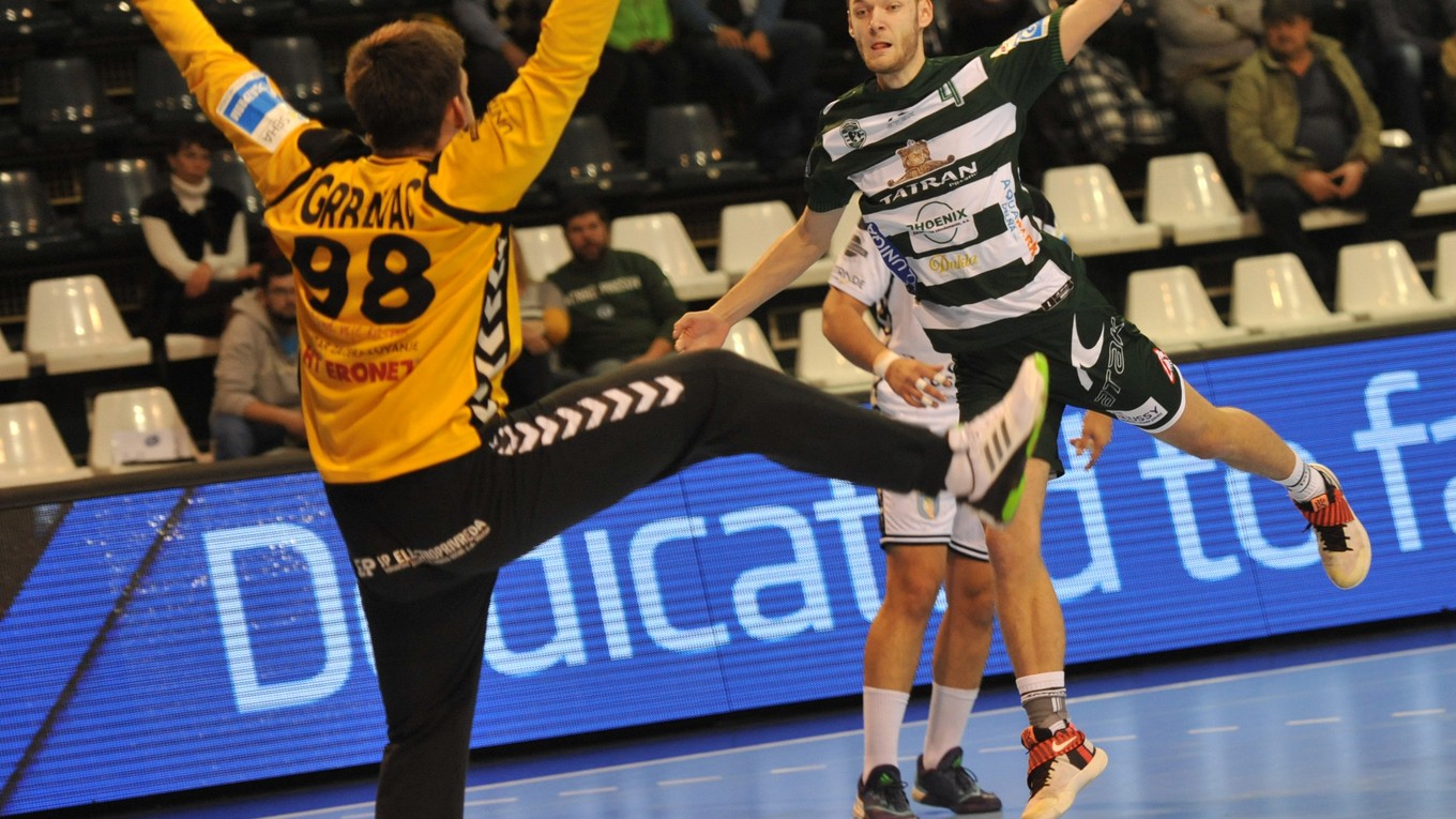 Zľava: Ante Grbavac z Ljubuški a Patrik Humeňanský z Prešova počas zápasu 18. kola SEHA League medzi Tatran Prešov (SR) - RK Izvidač Central Osiguranje Ljubuški (Bosna a Herc.).