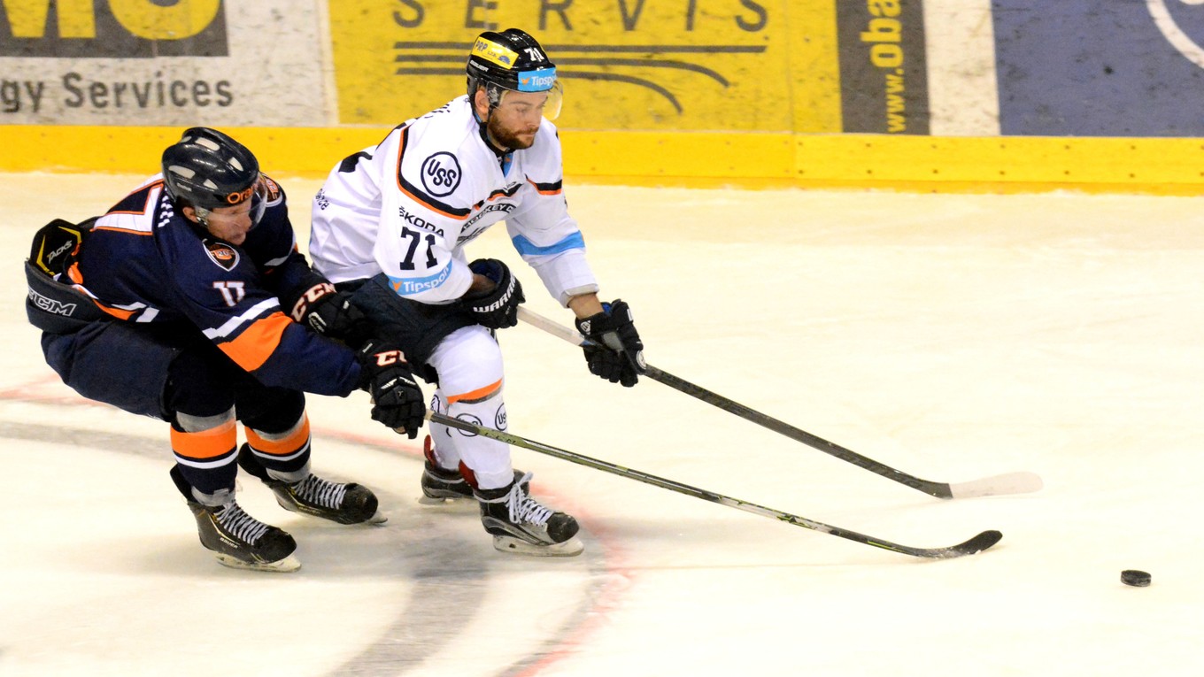 Z obrancu sa stal útočník. E. Šedivý (vpravo) dokazuje svoju všestrannosť.