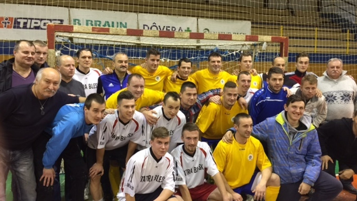 Futsalový turnaj. Aj keď vo finále IPA Košice i FK Sokoľany ( 2:1 pp ) úporne súperili, po rozhodujúcich penaltách ducha fair play nestratili.