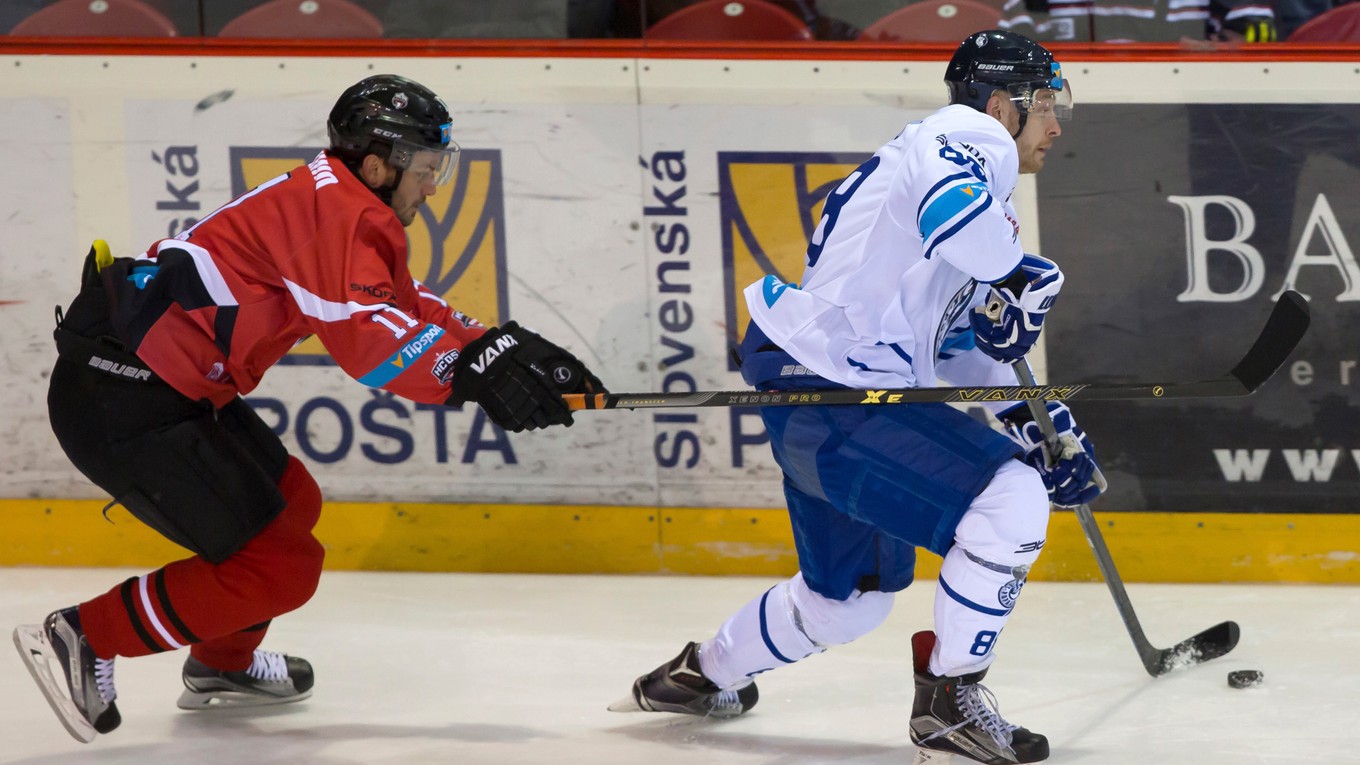 Na snímke zľava Vjačeslav Truchno (Banská Bystrica) a Lubor Pokovič (Poprad) v zápase 30. kola hokejovej Tipsport Ligy HC'05 iClinic Banská Bystrica - HK Poprad .