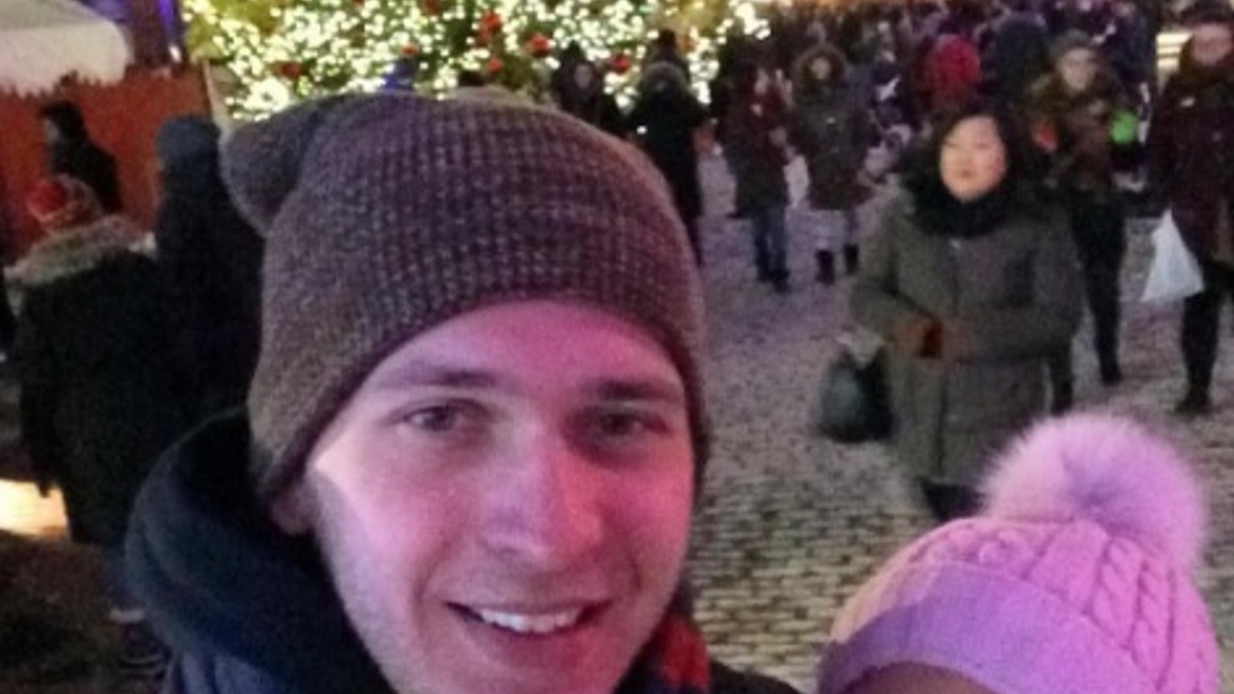 Na vianočných trhoch. Martin Marinčin sa v zámorí môže oprieť o svoju priateľku.