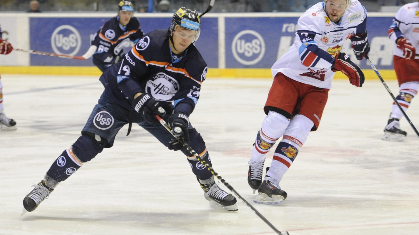 Na snímke vľavo Tomáš Hrčina - HC Košice, vpravo Andrej Plechanov - HKM Zvolen.