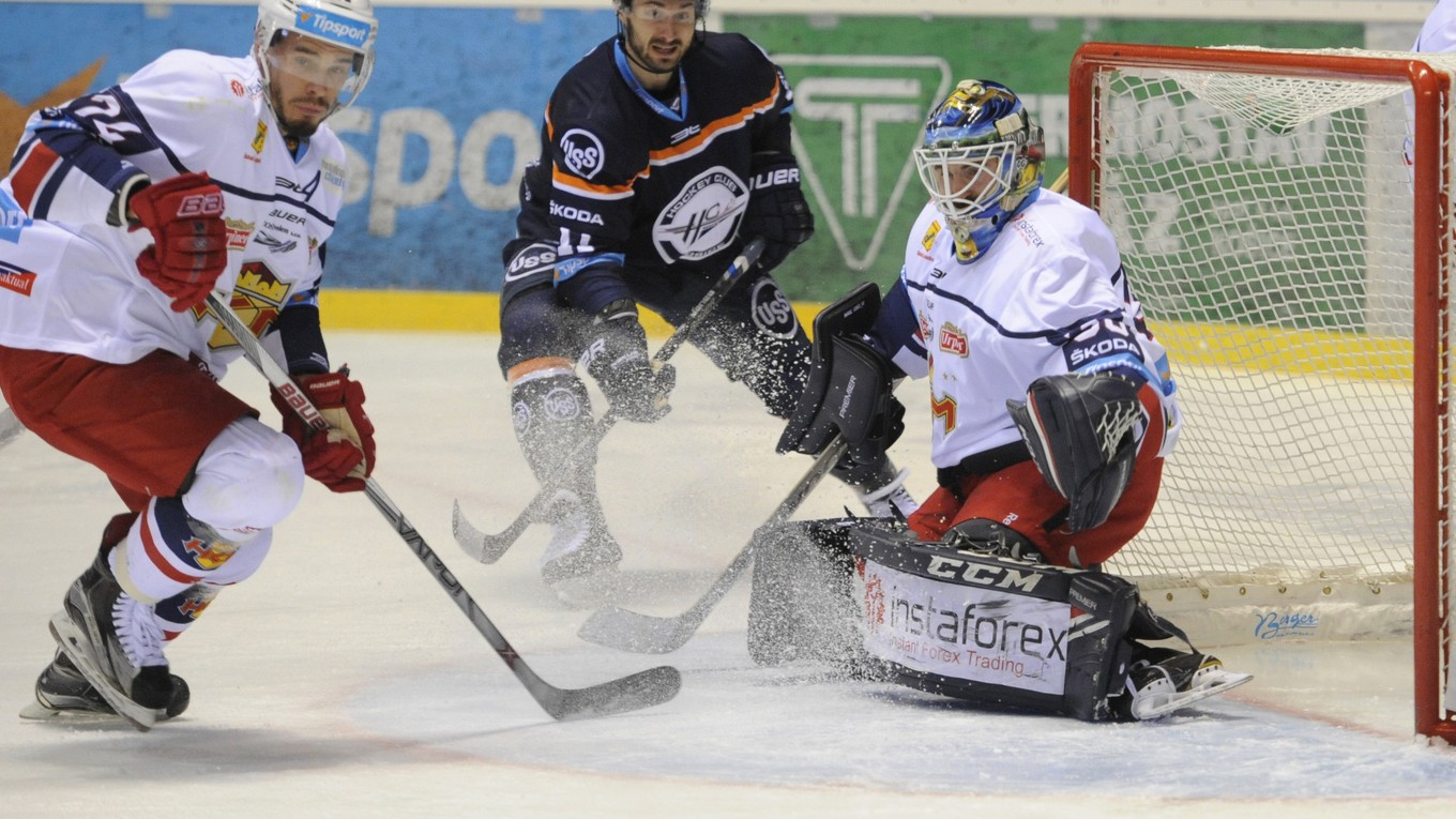 Brankára Šimka prekonali oceliari dvakrát. V závere pečatil triumf domácich T. Varga (vľavo).