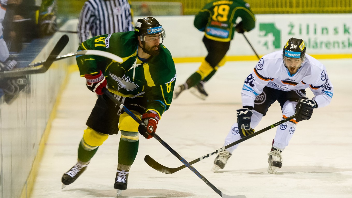 Zľava: Obranca Tomáš Prokop z MsHK Doxxbet Žilina a útočník Juraj Milý z HC Košice počas zápasu 34. kola Tipsport ligy medzi MsHK Doxxbet Žilina - HC Košice. 