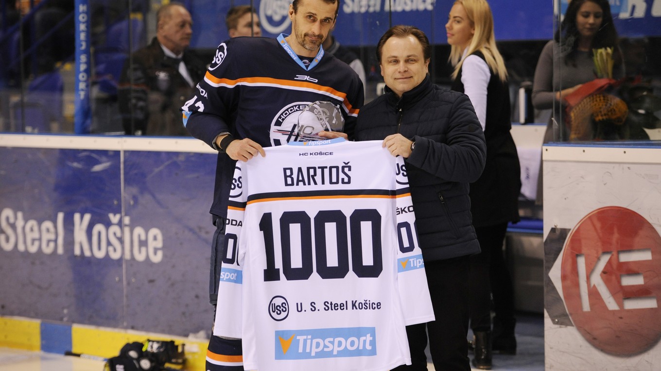 Na snímke útočník HC Košice Peter Bartoš odohral 1000. zápas v najvyššej slovenskej súťaži, vpravo dres s tisíckou mu odovzdal prezident HC Košice Juraj Mondík pred zápasom 37. kola Tipsport extraligy medzi HC Košice - HK Poprad.