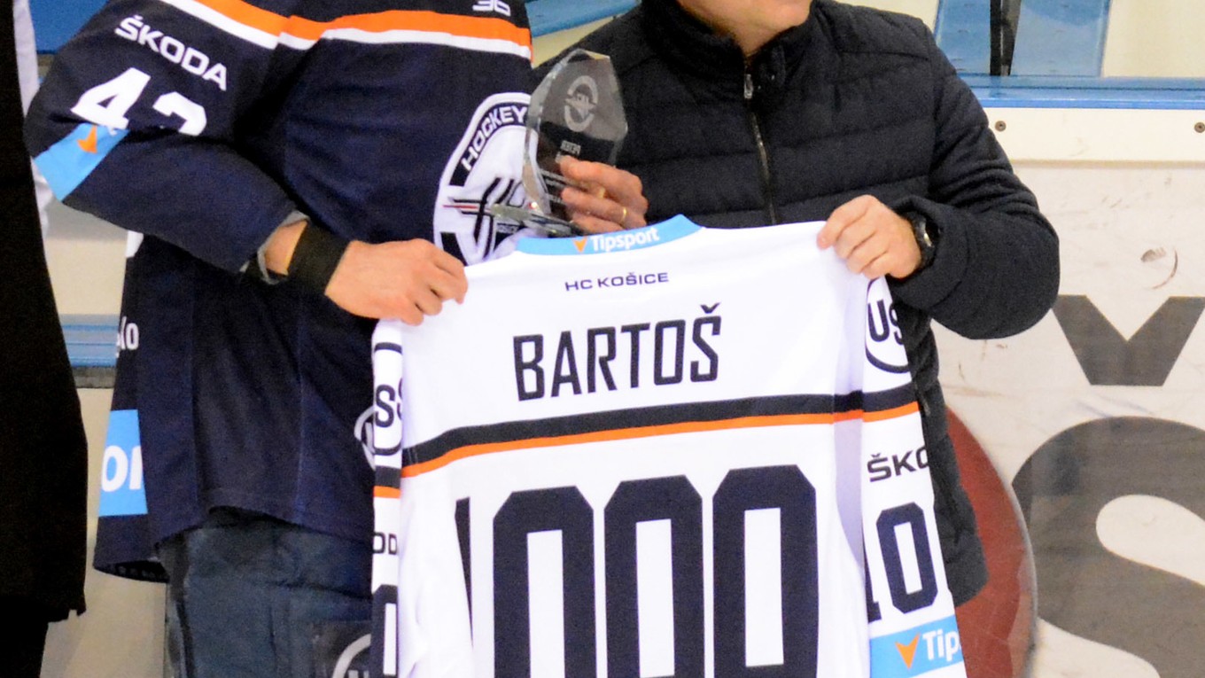 Najvýraznejšia postava včerajšieho derby. P. Bartoš odohral tisíci duel v slovenskej extralige.