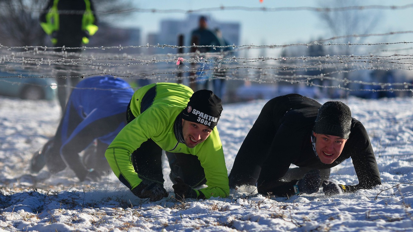 Muži prekonávajú jednu z prekážok počas extémnych pretekov Winter Sprint Spartan Race vo Svite 23. januára 2016. 