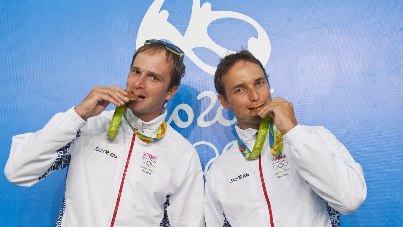 Bratranci Škantárovci. Ladislavovi (vľavo) a Petrovi chutili olympijské medaily a iste ich hreje aj cena PSK.
