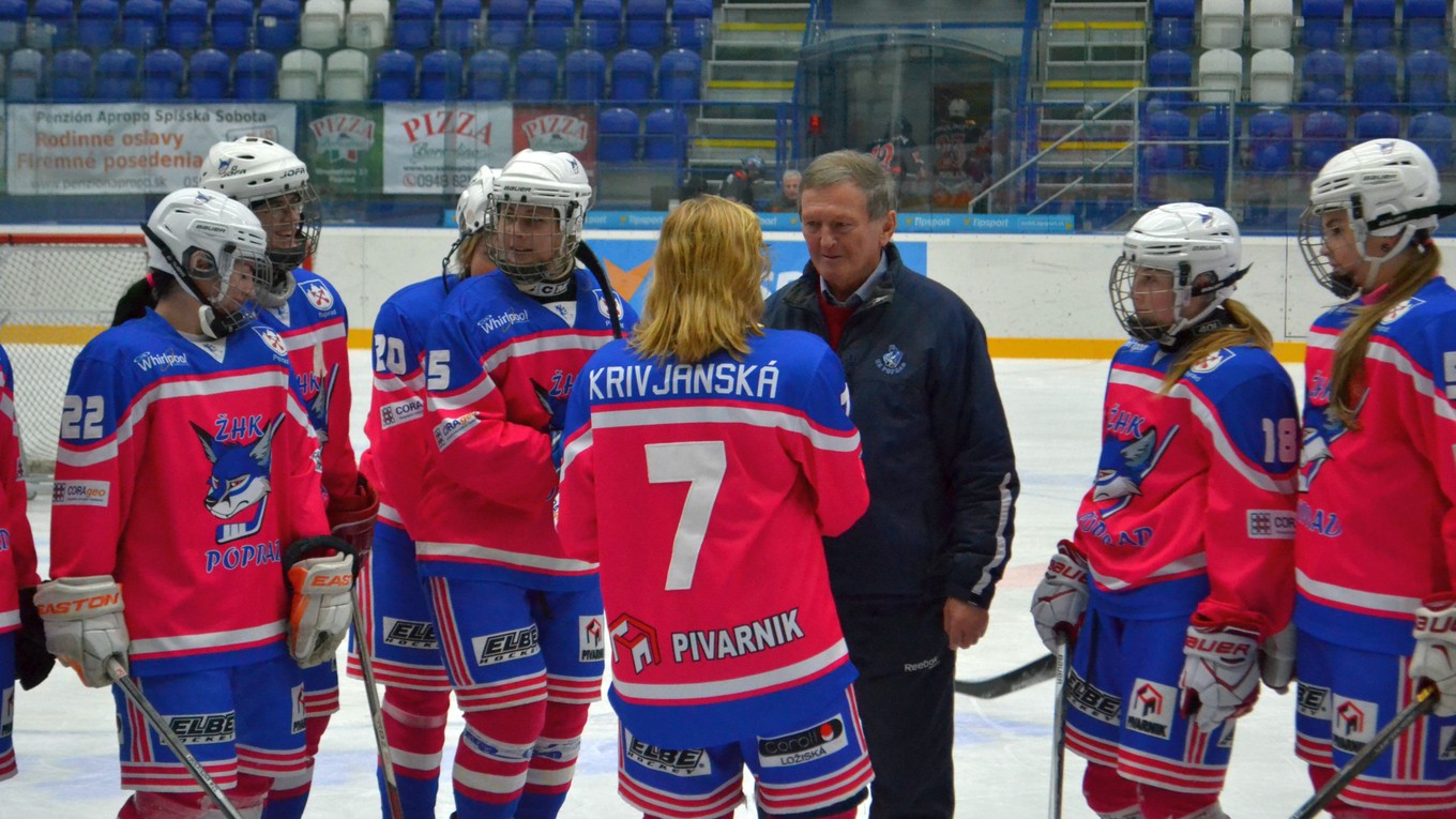 Jubilant Milan Skokan. Prijíma gratulácie od svojich zvereniek.