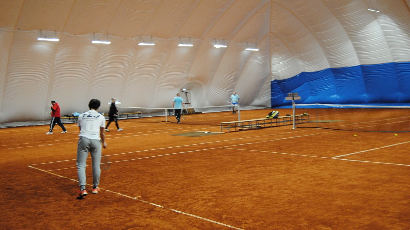 V novej nafukovacej hale v Prešove sa už hrá tenis.