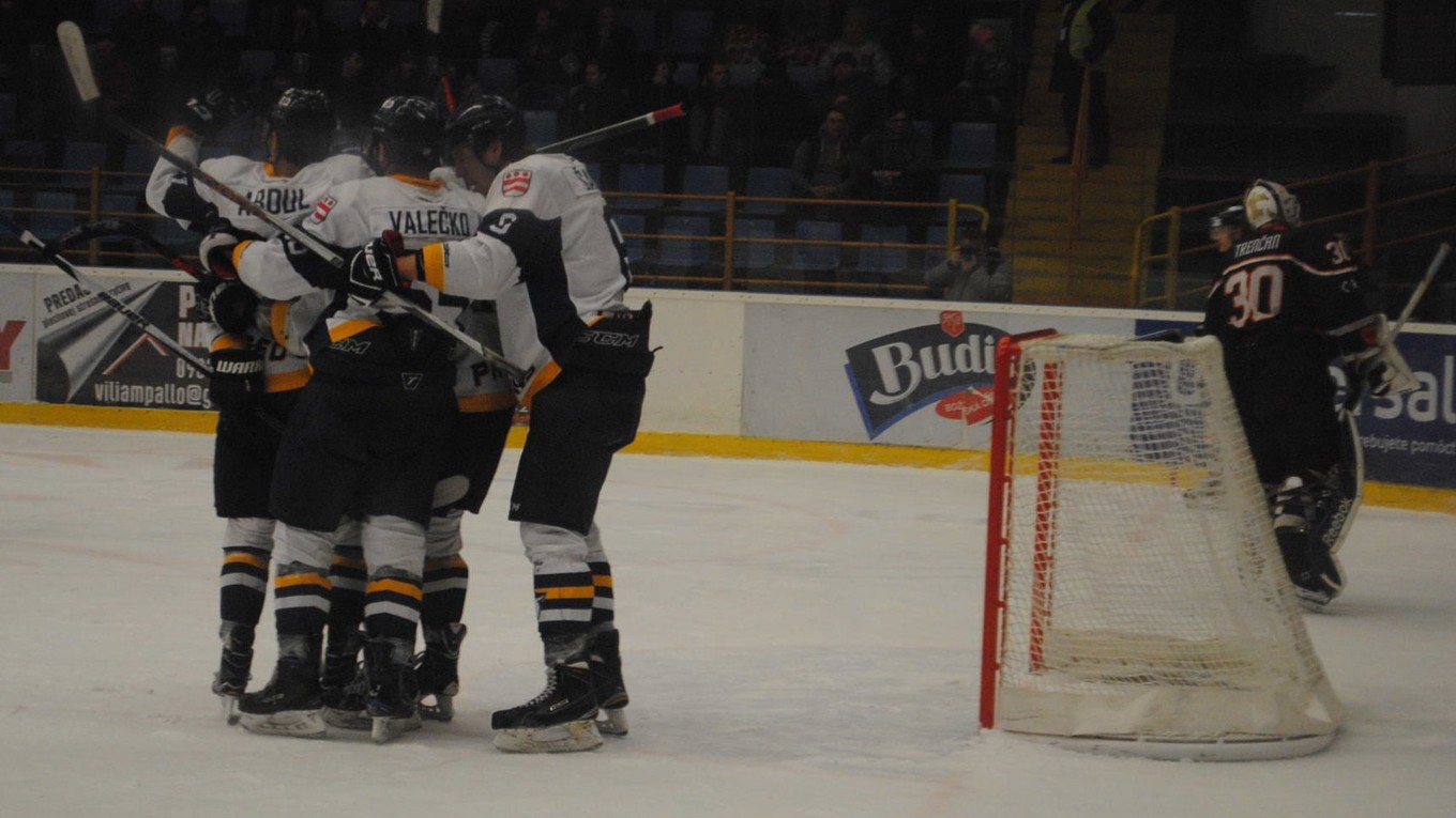 Z víťazstva sa radovali hráči HC Prešov Penguins.