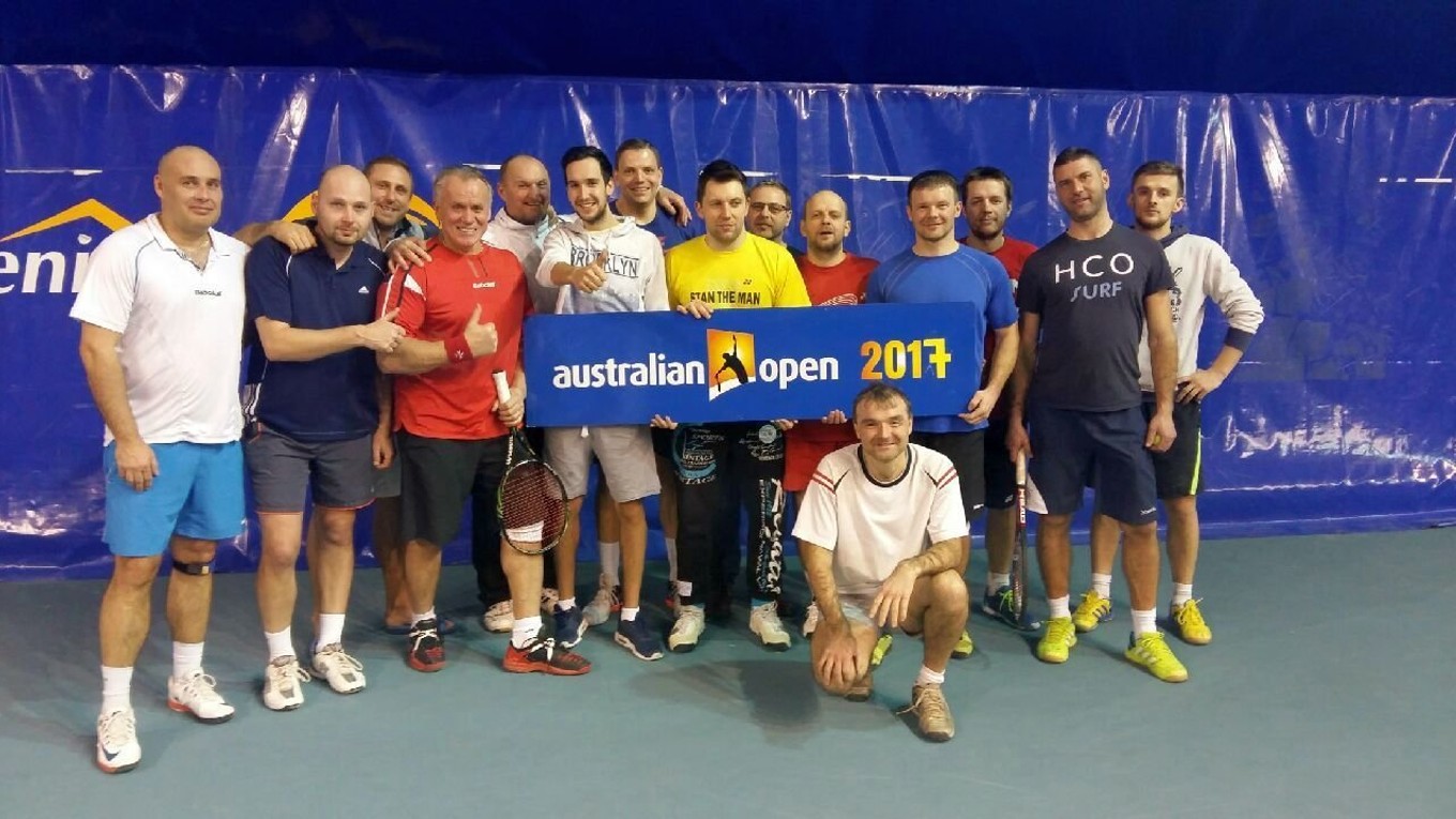 Spoločná momentka. Zľava: Ľ. Krempaský, T. Kuzma, R. Lopúch, M. Kušmirek, J. Mezovský, R. Fábry, D. Šproch, J. Galajda, Ľ. Bachár, M. Vasiľko, M. Kaprál, M. Jáger, M. Babej, M. Ďurčo a čupiaci J. Kaprál.