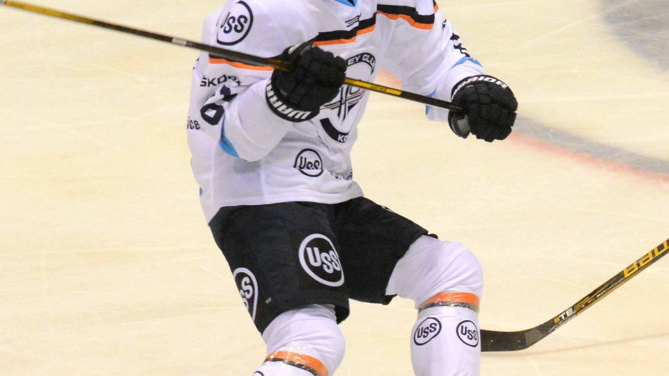 Do českej metropoly chodieva vlakom. V Prahe sa Marek Bartánus lieči u špecialistu a verí, že onedlho sa vráti aj na ľad.