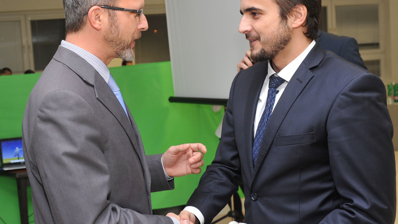 M. Kakaščík preberá cenu za najkrajší gól z rúk R. Kreheľa z TV7.