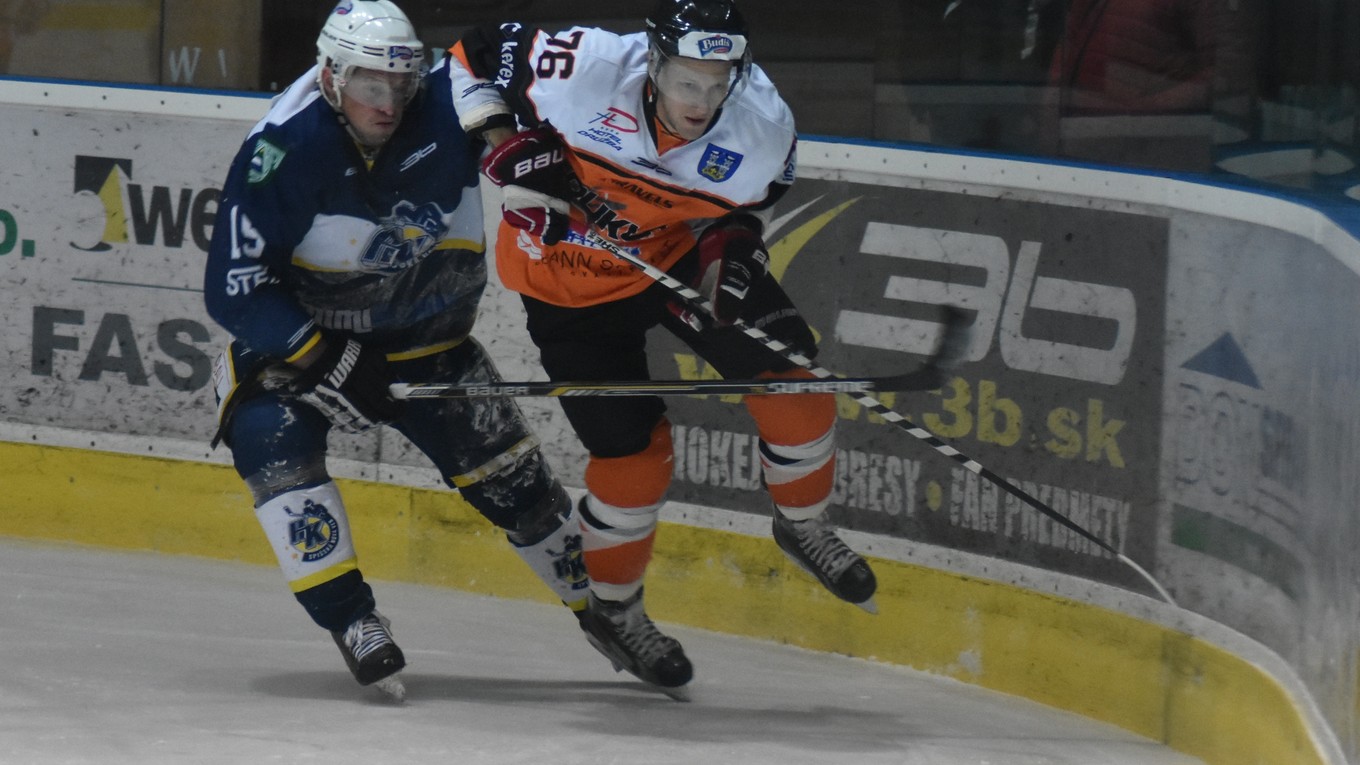 Prvá hviezda tretieho štvrťfinálového zápasu. Český útočník Pavel Mrňa (vpravo) zaznamenal v Spišskej Novej Vsi hetrik.