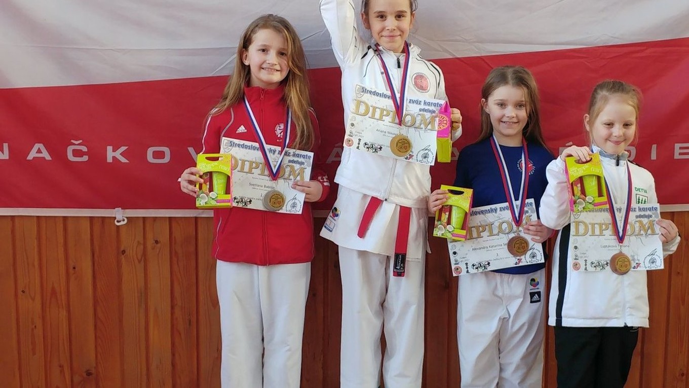 Strieborná a bronzová. Vľavo Babilia, druhá sprava Sekelská.