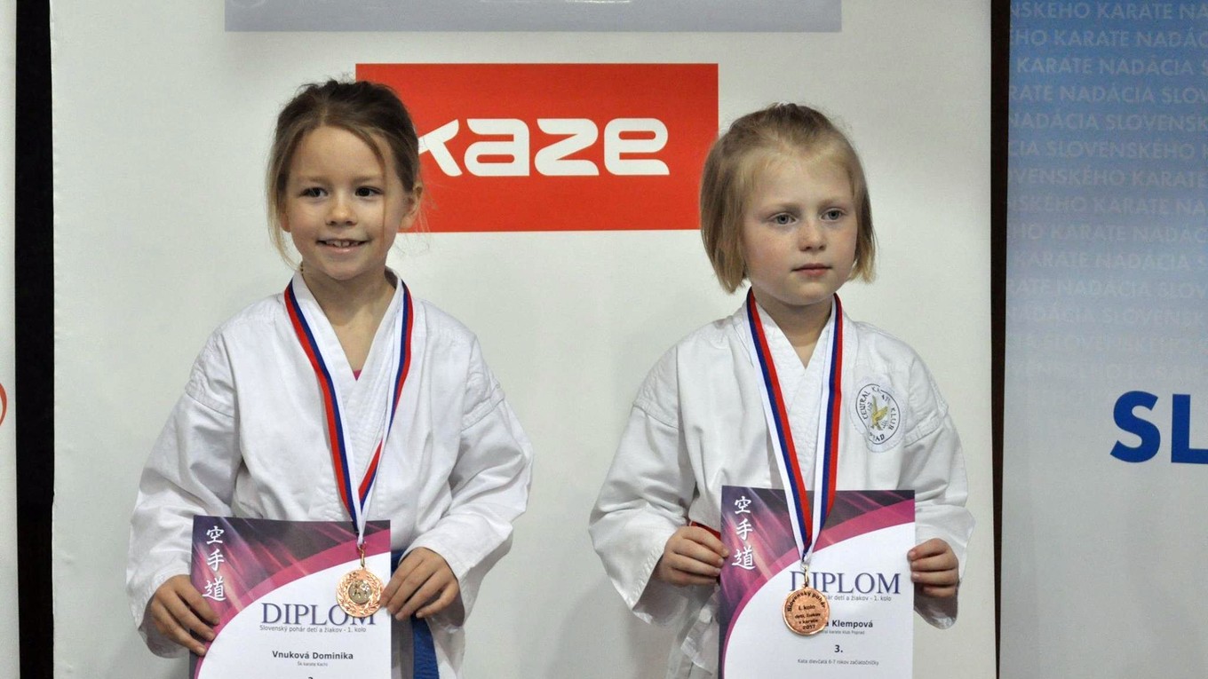 Bronzová. Laura Klempová (vpravo).