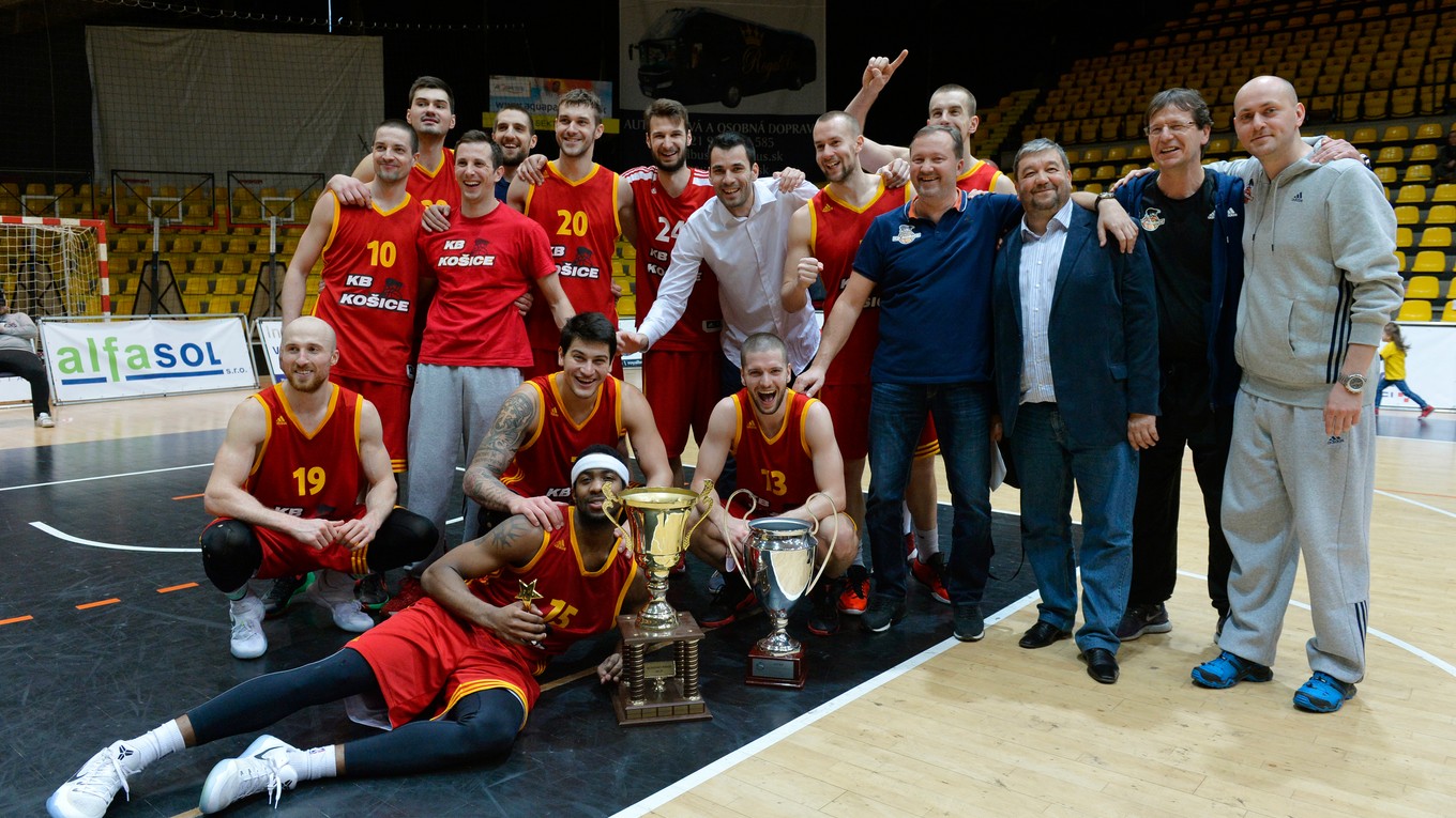 Basketbalisti KB Košice dosiahli na trofej. Radosť mal aj prezident klubu František Sabol (štvrtý sprava).