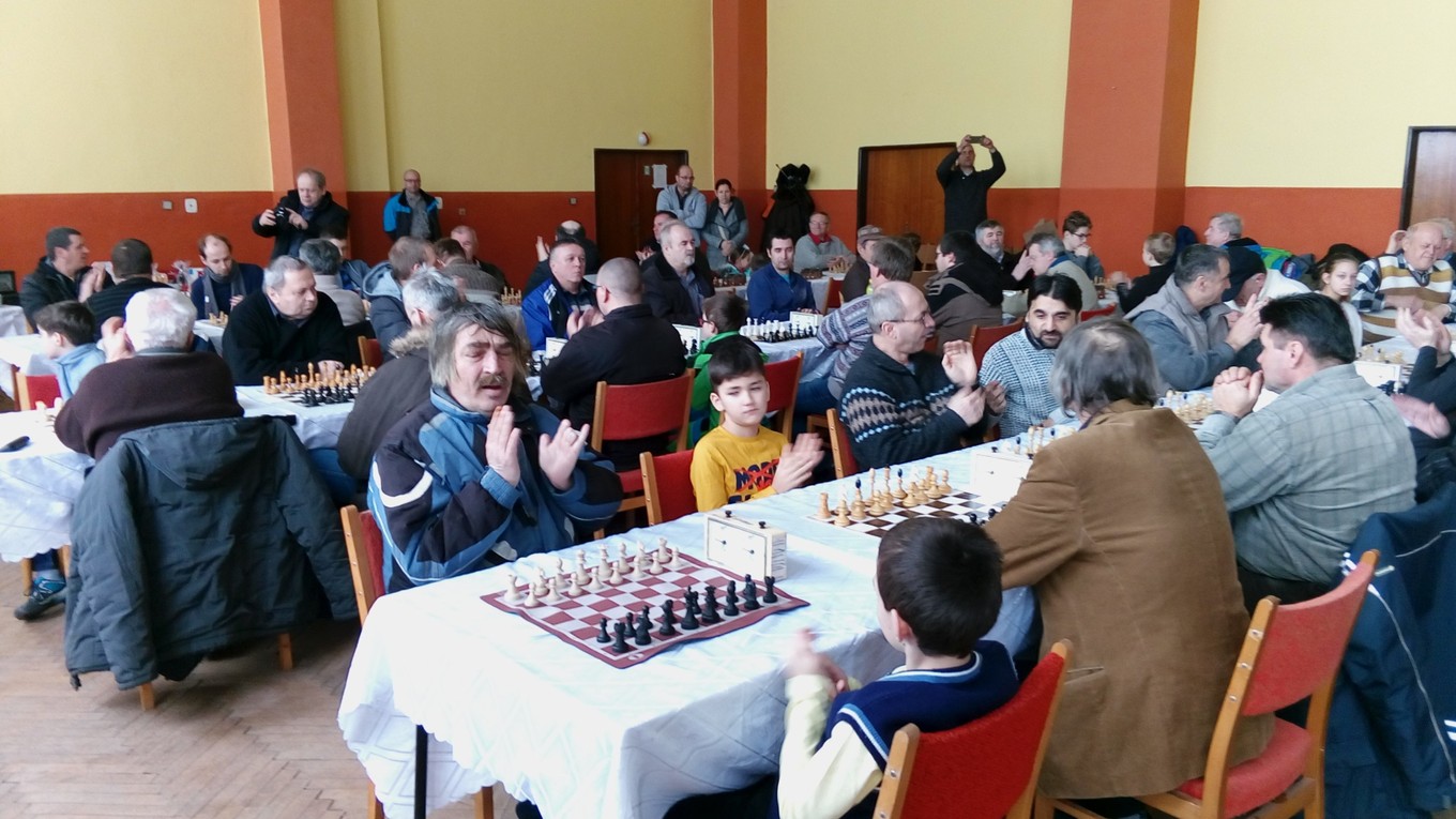 Šachy majú fanúšikov medzi deťmi i dospelými.