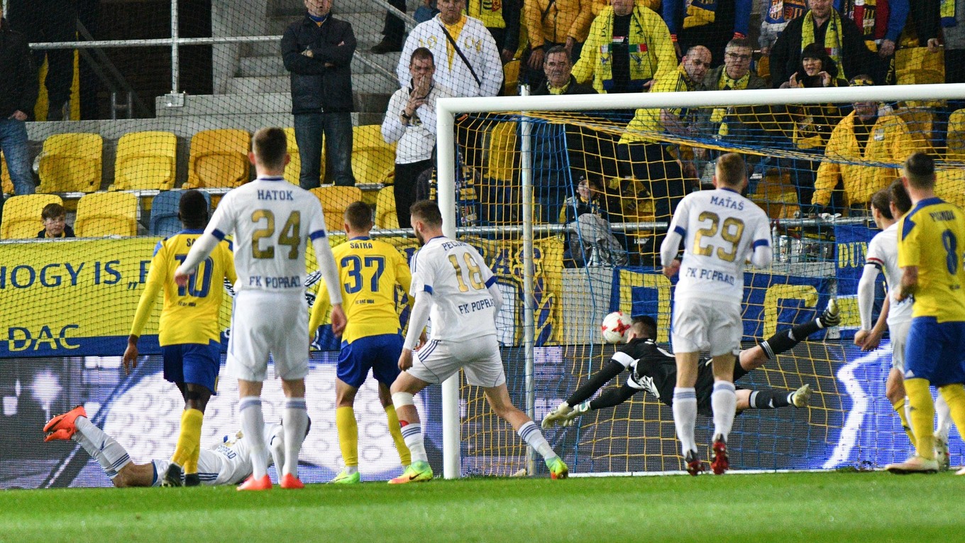 Rozhodnutie priniesla už 4. minúta. Lopta je v sieti po hlavičke Stanislava Šestáka.