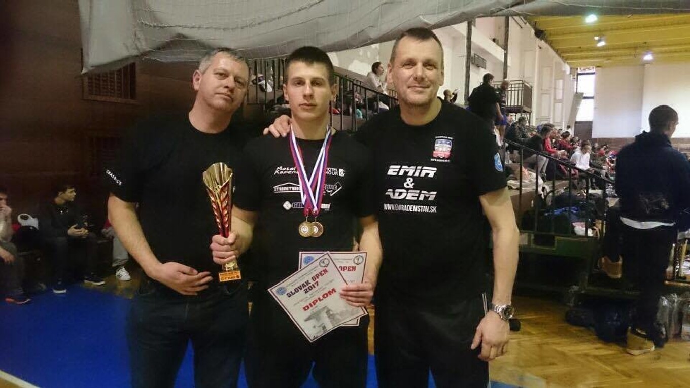 Michal Stričík (v strede) so zlatou a bronzovou medailou.