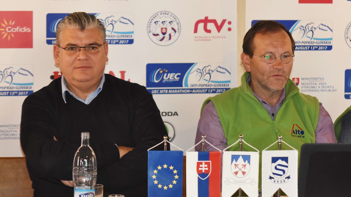 Generálny sekretár UEC Enrico Della Casa (vľavo) a riaditeľ pretekov Ivan Zima počas tlačovej konferencie k majstrovstvám Európy v horskej cyklistike v Liptovskej Tepličke.