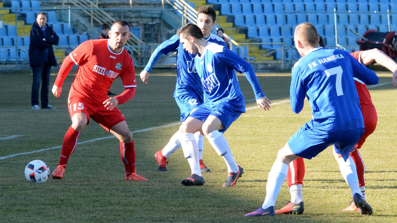 Líder tabuľky si poradil s Haniskou hladko 3:0. Darček k narodeninám si dal netradičný strelec Mikuláš Tóth (vľavo).