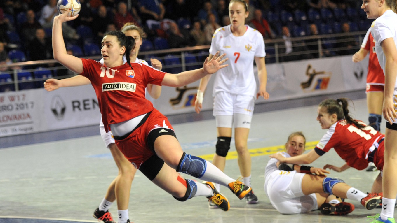 Nikoleta Trunková zo Slovenska (vľavo) počas kvalifikácie na ME 2017 hráčok do 19 rokov - 3. skupina medzi Slovensko - Čierna Hora.