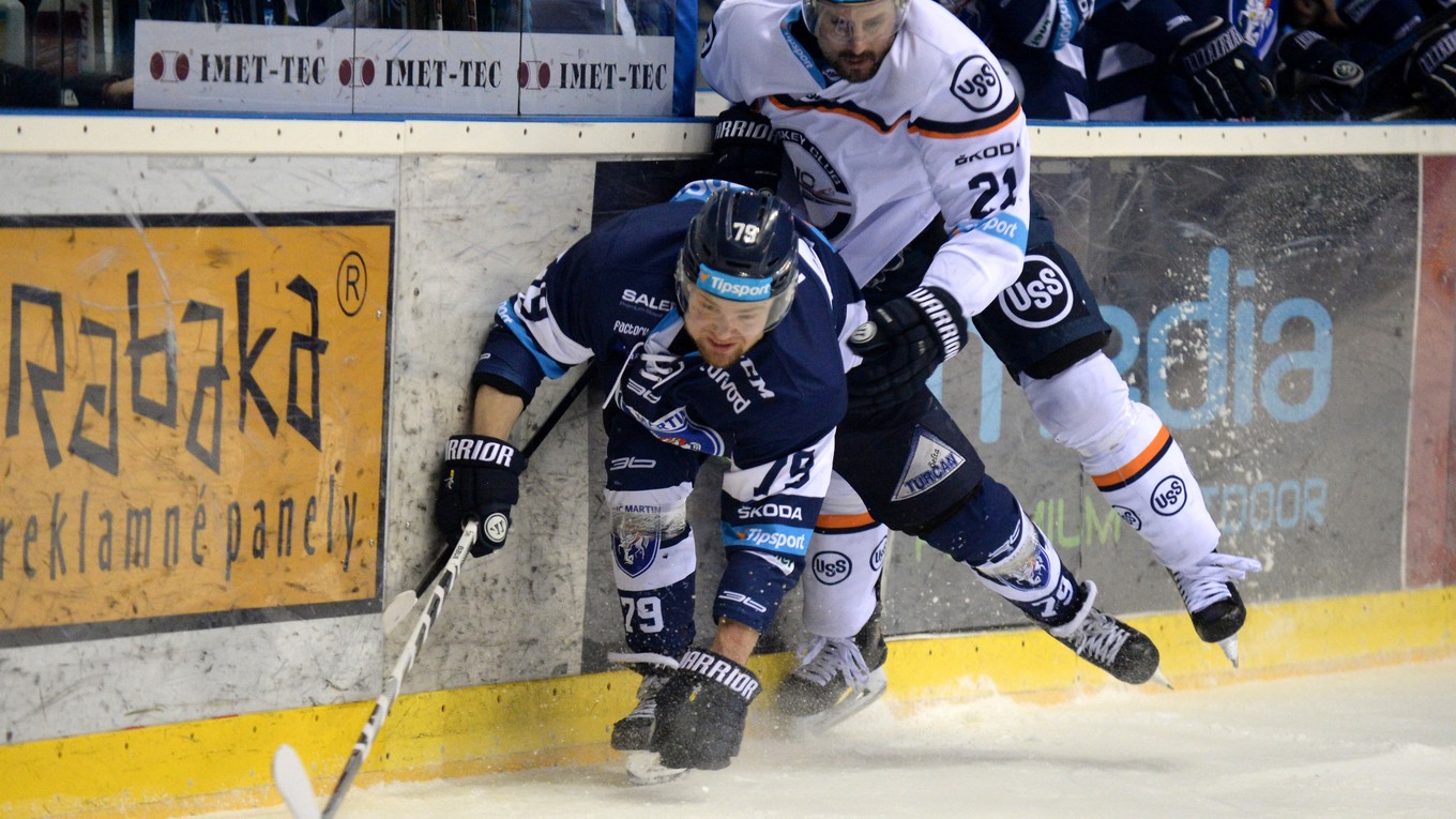 Rudolf Huna (v bielom) bojuje o puk s Martinčanom Jerem Pullim.