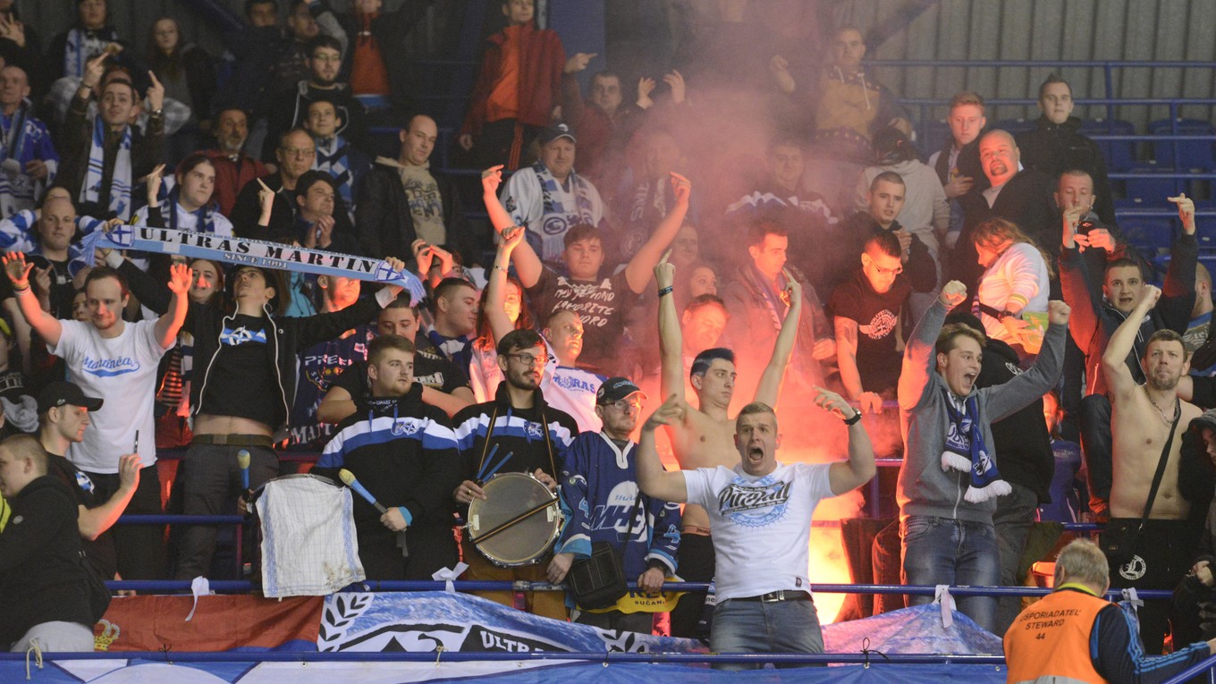 Vyčíňanie martinských fanúšikov. V Steel Aréne mali aj pyrotechniku.