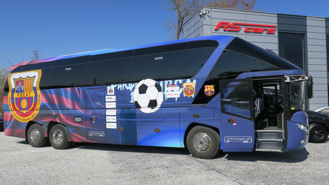 Nový prírastok na slovenských cestách – autobus FC Barcelona, model Neoplan Skyliner. 