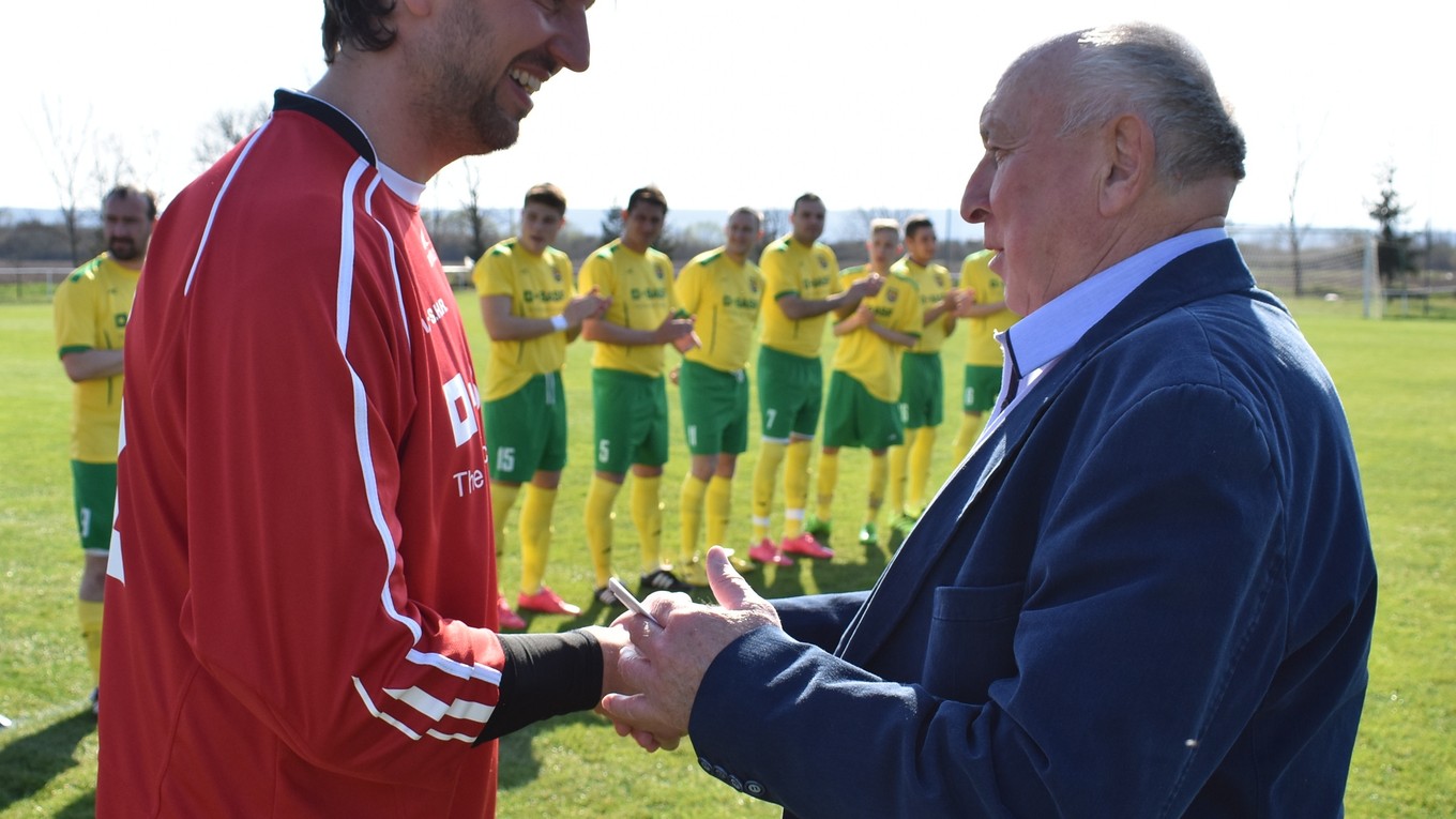 Martinovi Raškovi gratuluje Václav Ciberej.