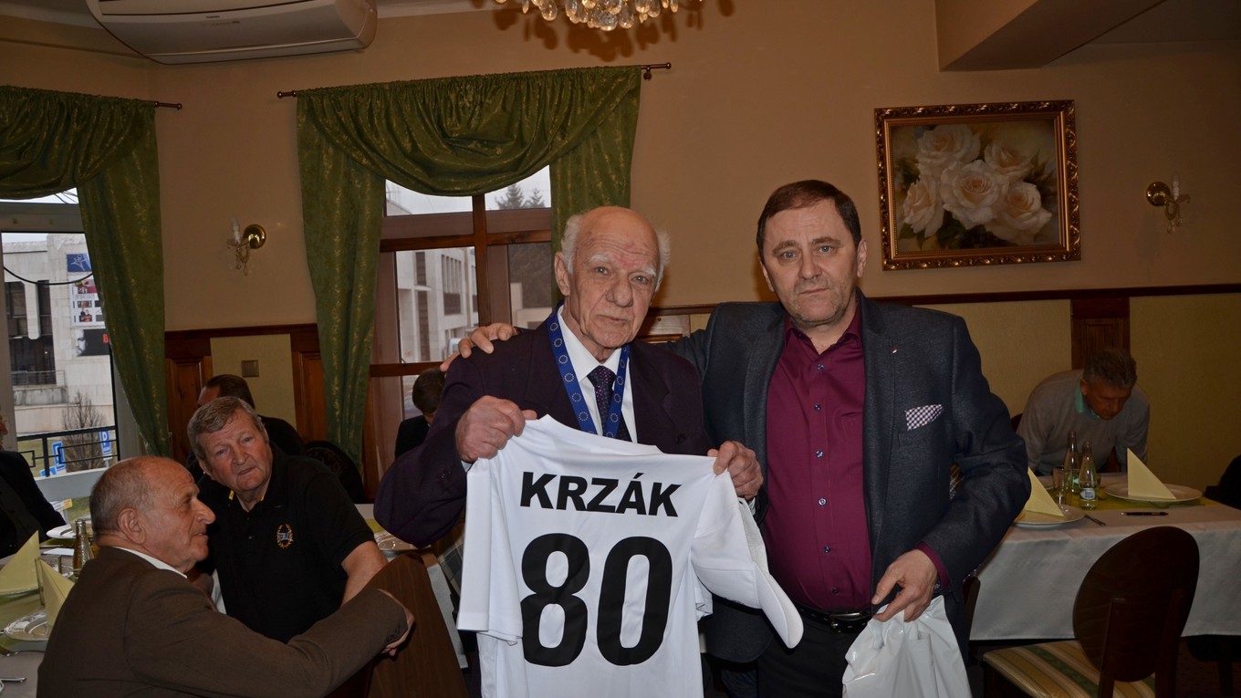 Oslávenec Jozef Krzák spolu s predsedom ObFZ Rožňava Jánom Džubákom.