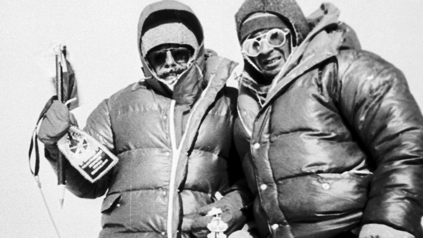 Slovenskí horolezci Zoltán Demján (vľavo) a Jozef Psotka vystúpili 15. októbra 1984  na najvyššiu horus veta Mount Everest.