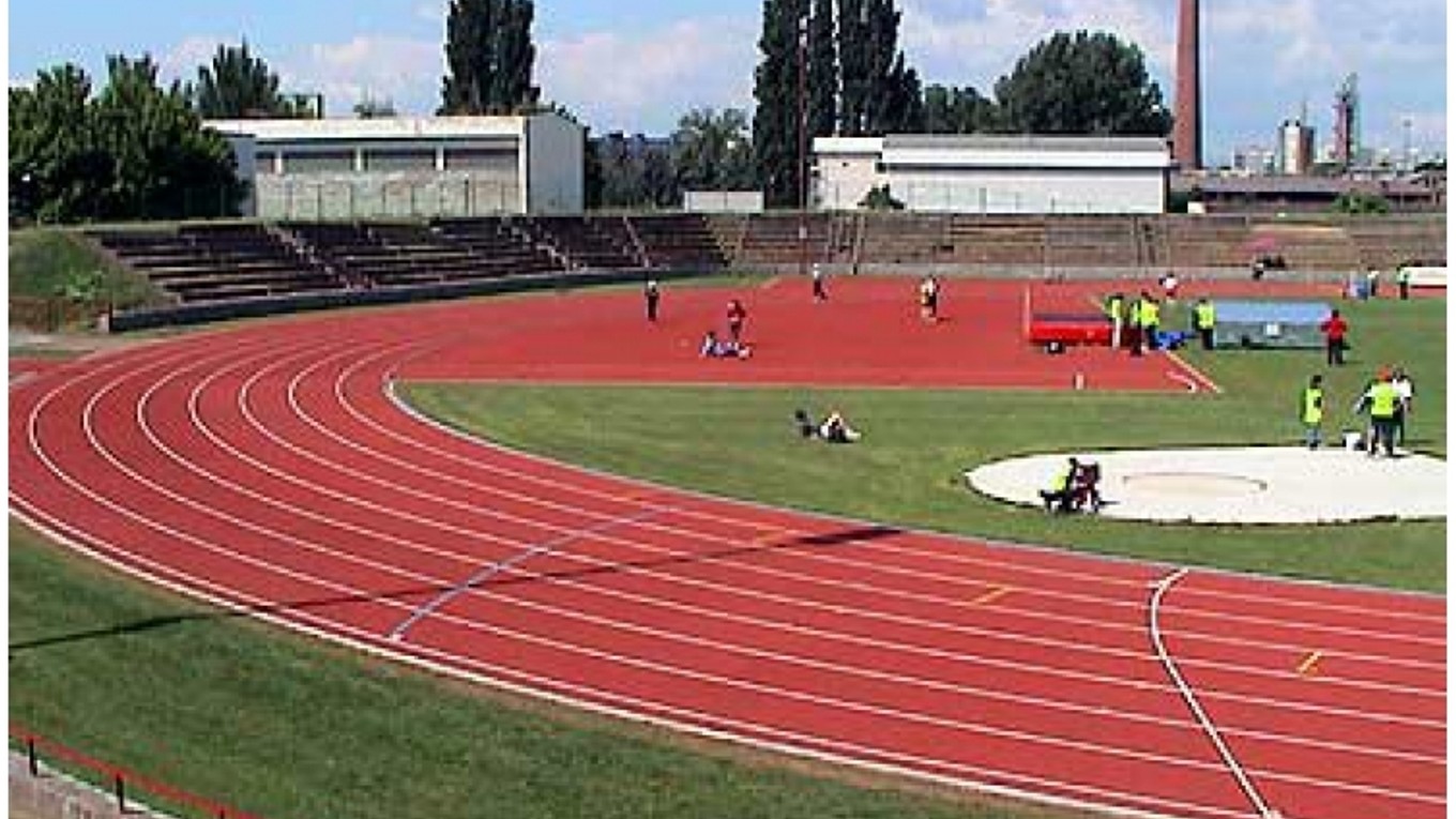 Atletický ovál na Slávii.